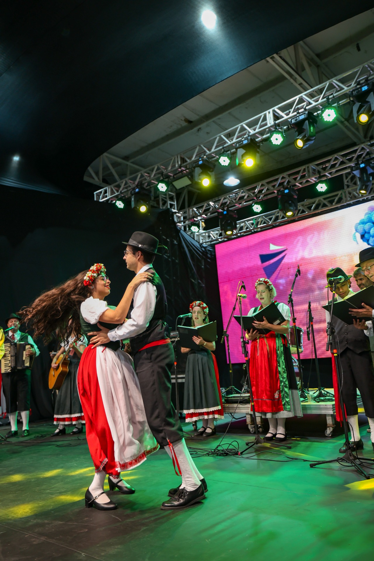 Dançarinos do Grupo Stella Bianca em apresentação